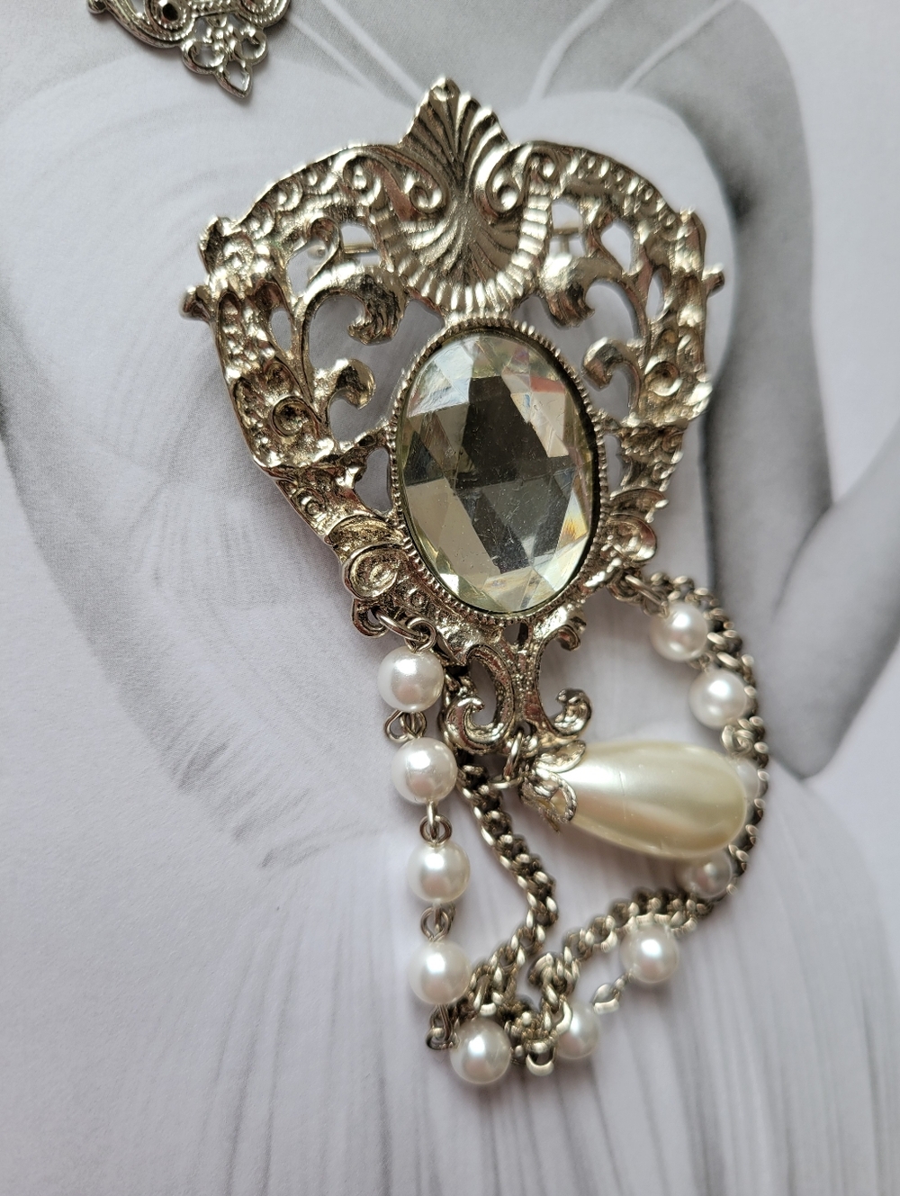 Retro 1980s-1990s Look Brooch  Silver-tone Filigree Style Faux Pearl Rhinestone